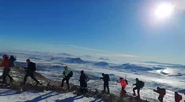 Iğdırlı dağcılar Sarıkamış Şehitleri için Allahuekber Dağı’na tırmandı