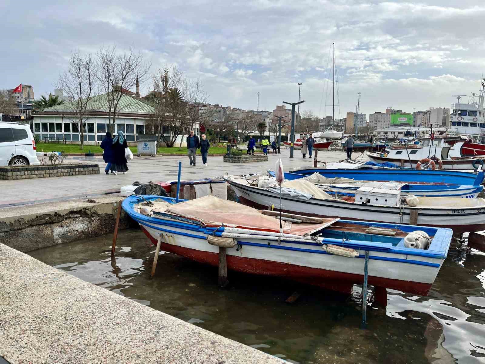 Bandırma’da şiddetli fırtına: Deniz seviyesi yarım metre yükseldi
