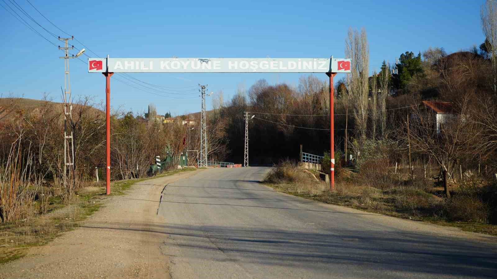 Evlerdeki suyu kullanamayanlar &ccedil;areyi bu &ccedil;eşmede buldu: &Uuml;cretsiz doğal kaynak suyu
