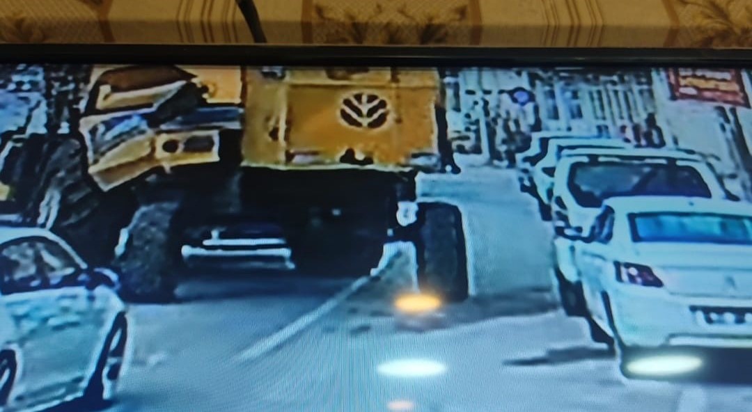 Bi&ccedil;erd&ouml;ver s&uuml;r&uuml;c&uuml;s&uuml; park halindeki hafif ticari araca &ccedil;arpıp yoluna devam etti
