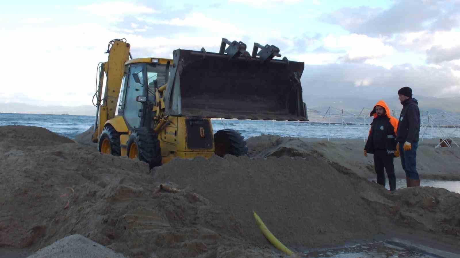 Balıkesir’de plajı aşan deniz suları yolları göle çevirdi