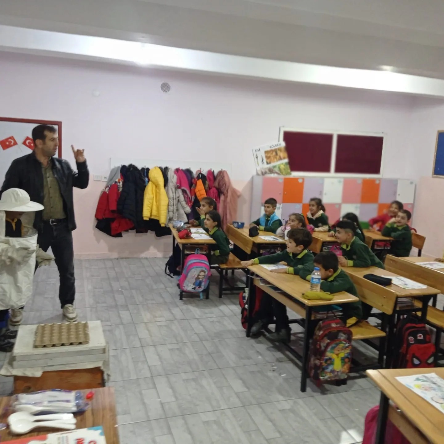 Gercüş’te ilkokul öğrencilerine arıcılık anlatıldı
