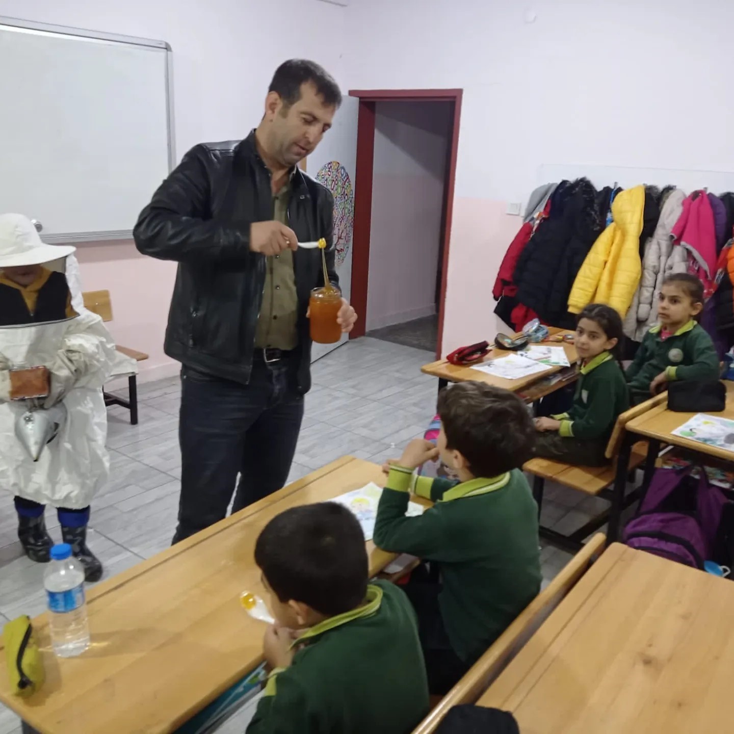 Gerc&uuml;ş&rsquo;te ilkokul &ouml;ğrencilerine arıcılık anlatıldı

