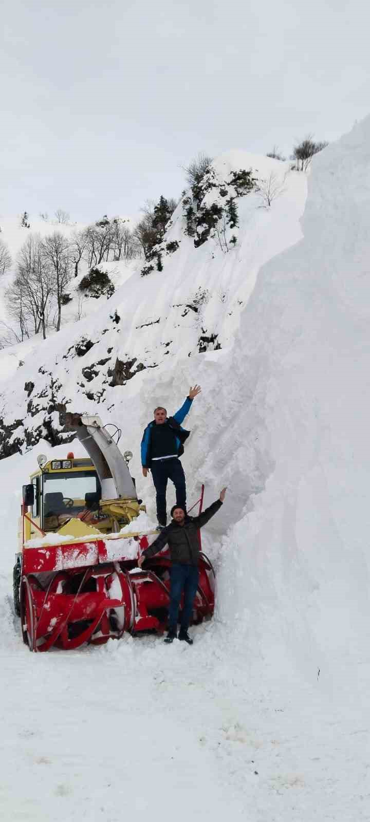 Artvin’in Camili bölgesinde karla mücadele sürüyor
