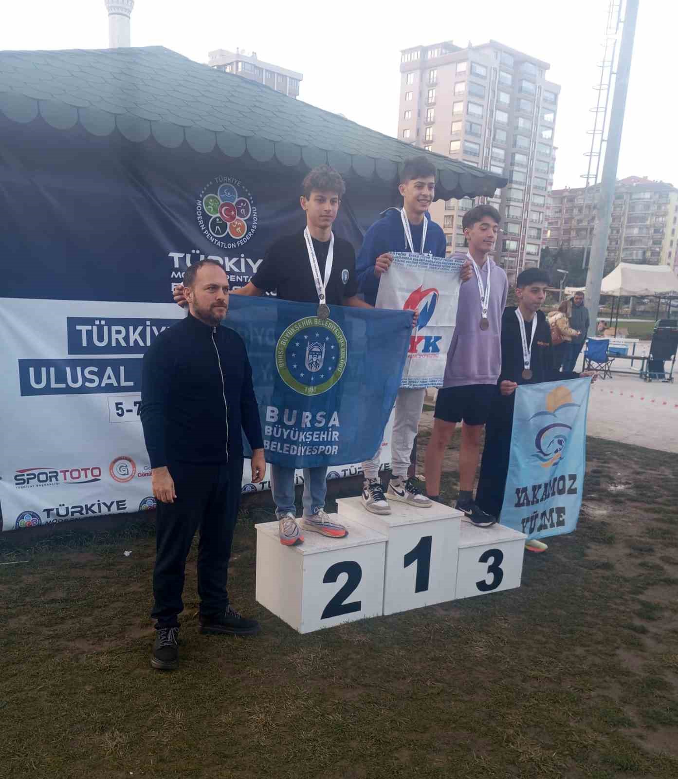 Bursa B&uuml;y&uuml;kşehir Belediyespor Kul&uuml;b&uuml; sporcuları yine k&uuml;rs&uuml;de
