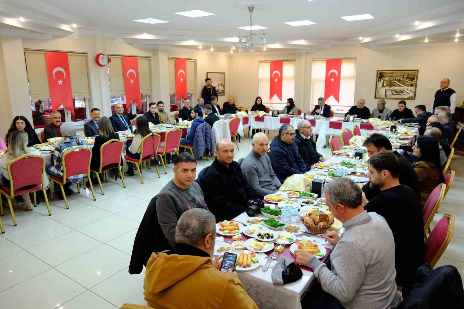 Vali &Ouml;zkan, &ccedil;alışan gazetecilerin g&uuml;n&uuml;n&uuml; kutladı
