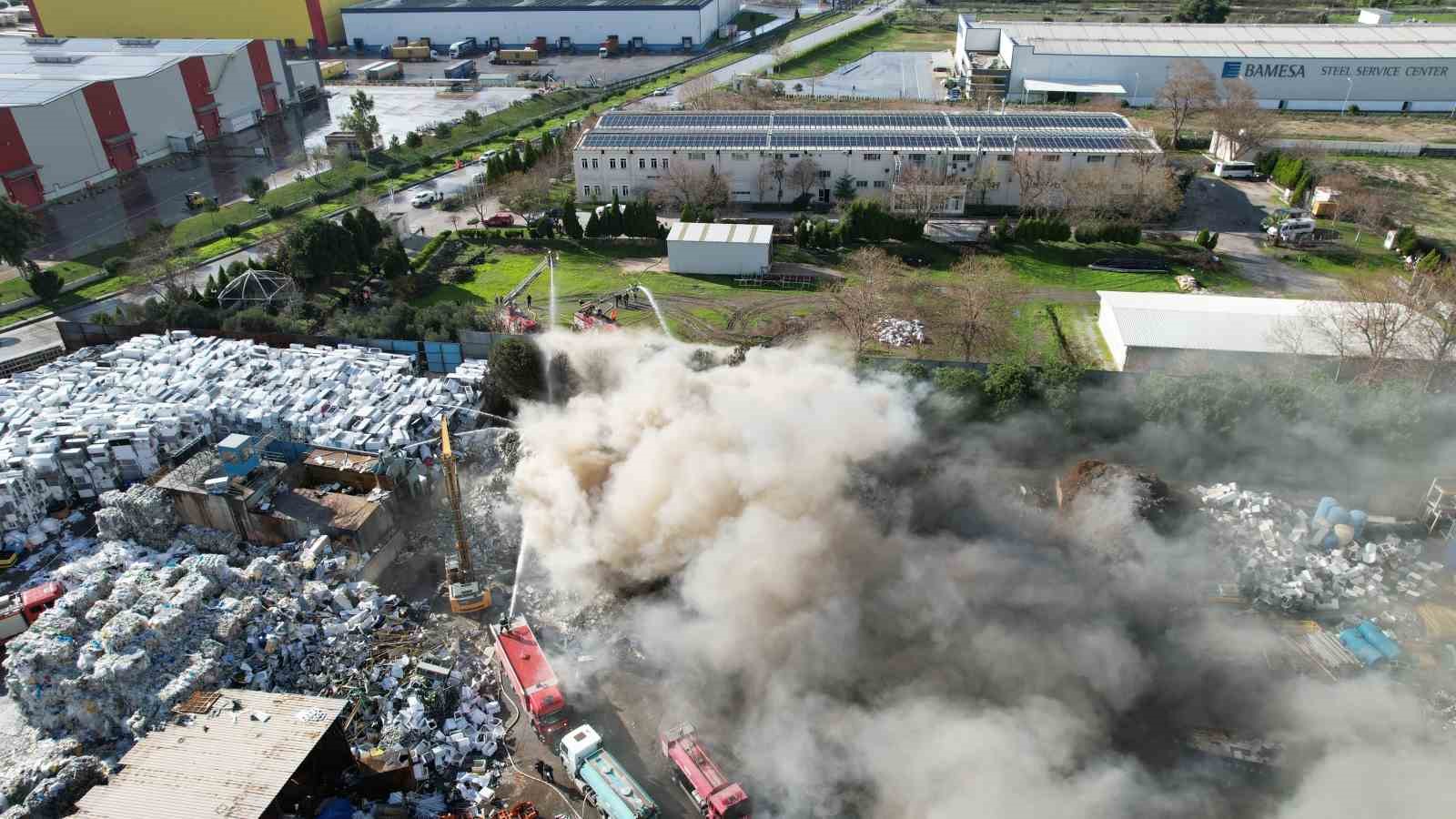 Manisa&rsquo;daki geri d&ouml;n&uuml;ş&uuml;m tesisinde yine yangın &ccedil;ıktı
