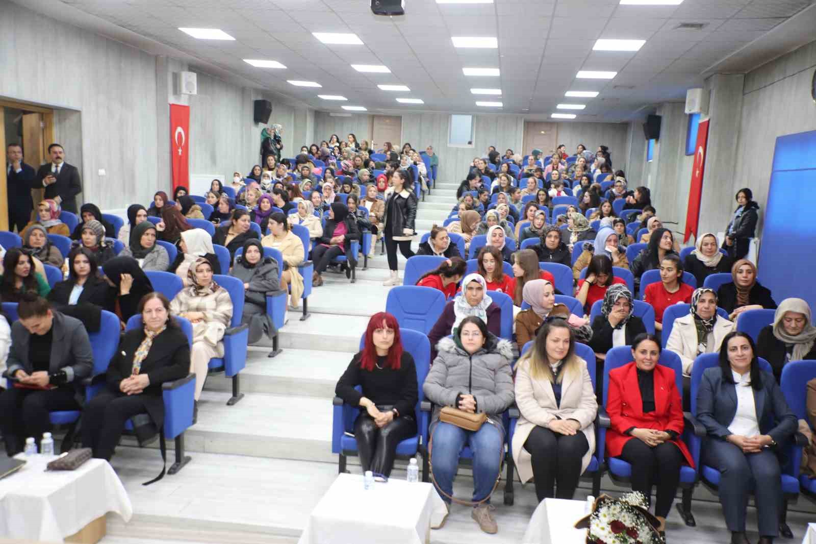 Bakan Müşaviri Atan, Hakkari’de kadın buluşmasına katıldı
