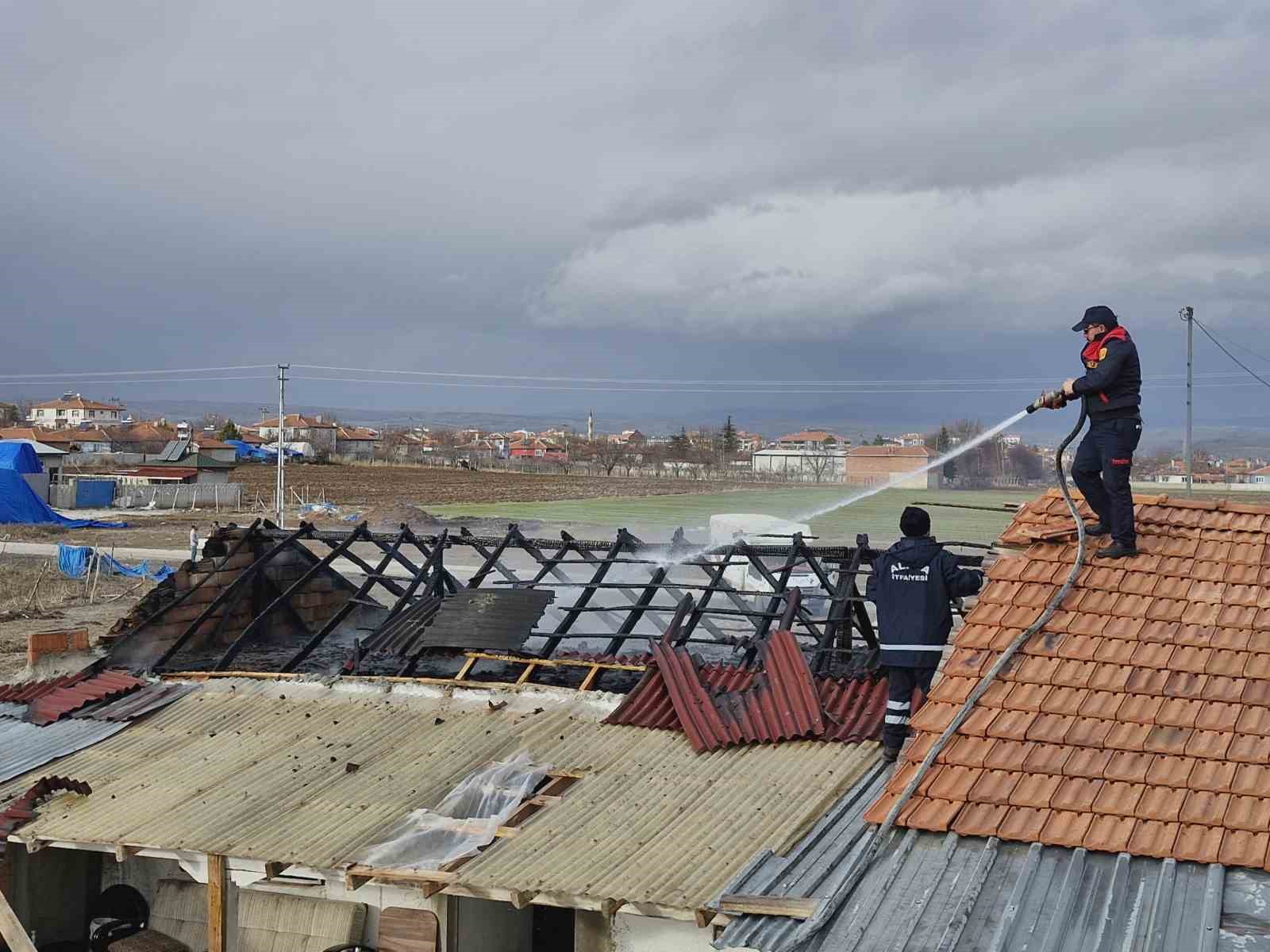 Alaca’da çıkan çatı yangını büyümeden kontrol altına alındı