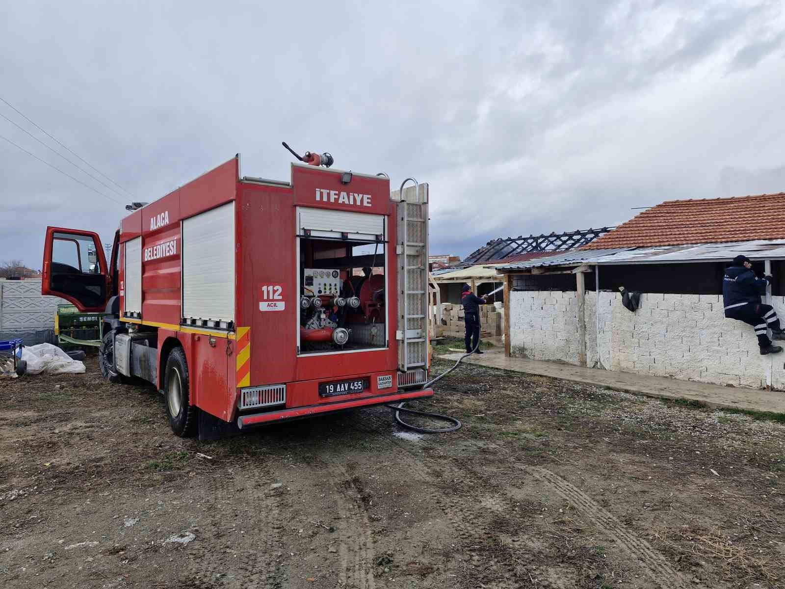 Alaca’da çıkan çatı yangını büyümeden kontrol altına alındı
