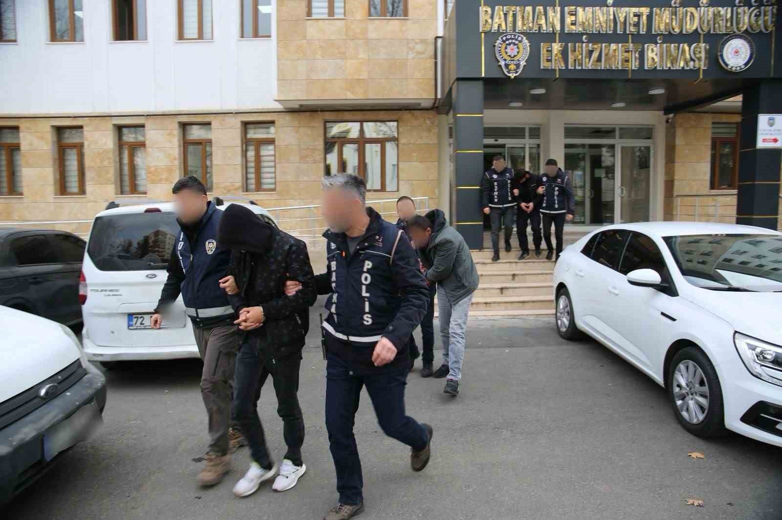 Batman’da farklı suçlardan kesinleşmiş hapis cezası bulunan 5 kişi yakalandı