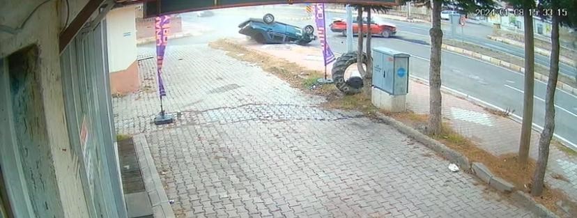 &Ouml;nce otomobile, sonra &ccedil;&ouml;p konteynırına &ccedil;arpan ara&ccedil; takla attı: 2 yaralı
