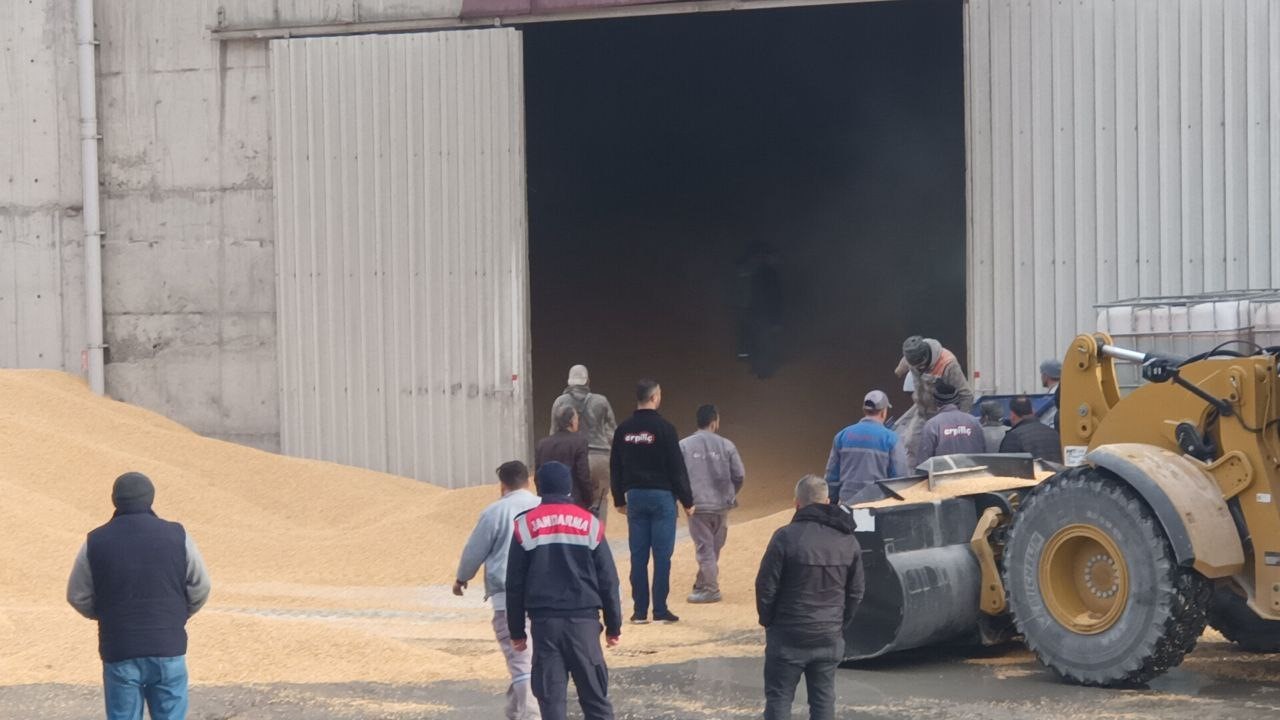 Erpiliç’te feci iş kazası: Tonlarca mısırın altında kalan işçi öldü