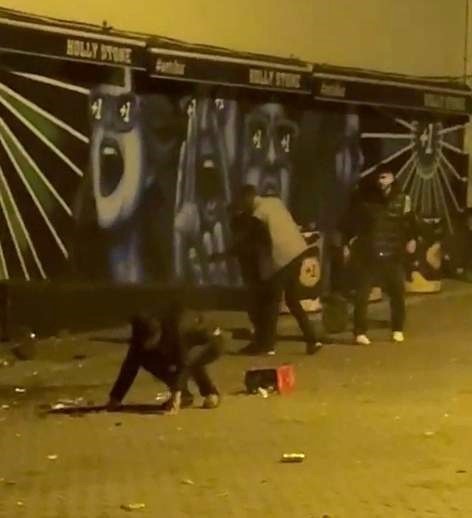 Eğlence mekanı &ouml;n&uuml;nde pompalı dehşeti
