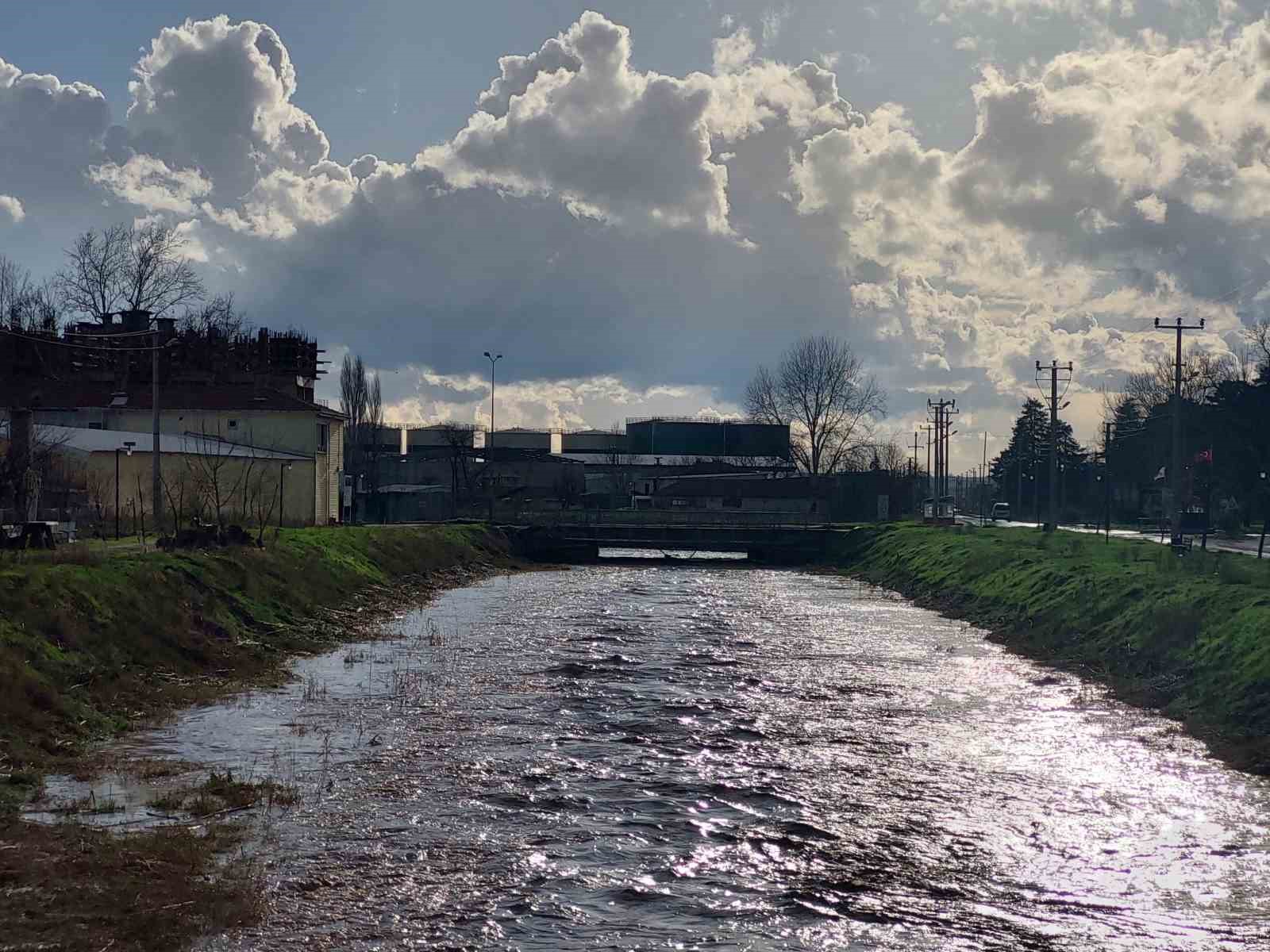 Sağanak yağış Babaeski’de derelerin su seviyesini yükseltti