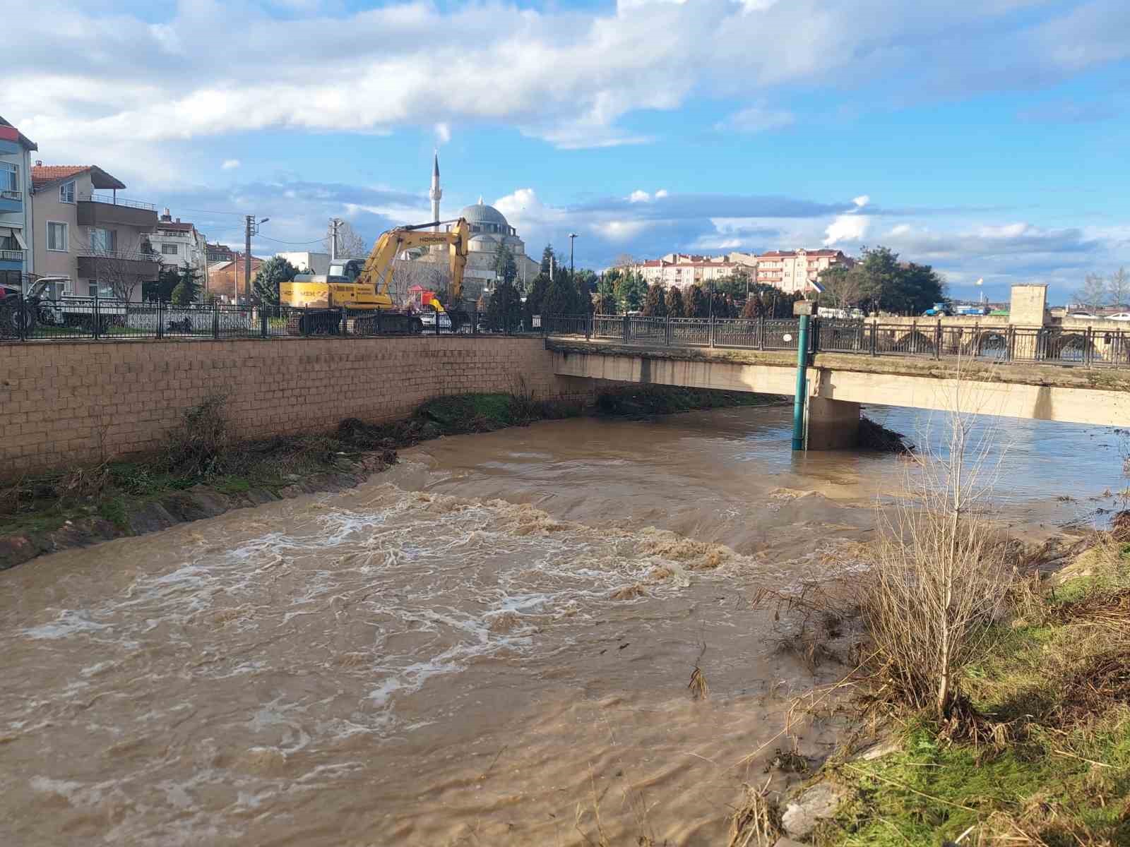 Sağanak yağış Babaeski&rsquo;de derelerin su seviyesini y&uuml;kseltti
