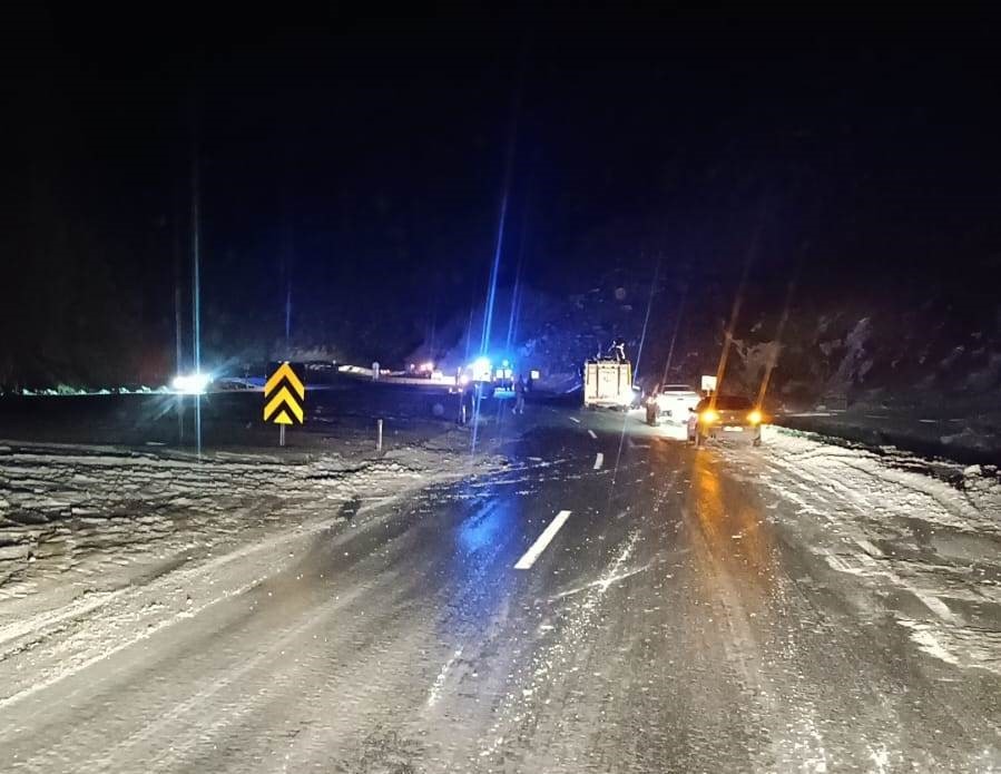 Van-Hakkari karayolunda &uuml;&ccedil; ara&ccedil; şarampole d&uuml;şt&uuml;: 5 yaralı 