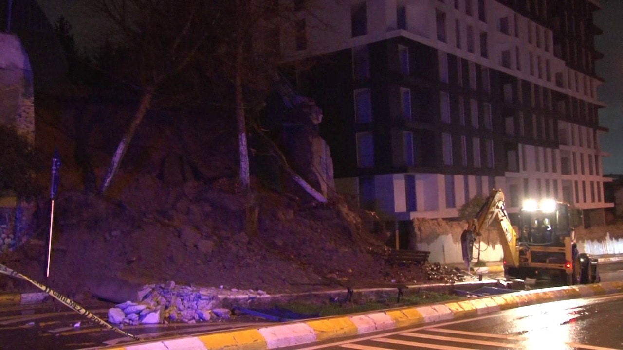 Pendik’te aşırı yağış nedeniyle istinat duvarı çöktü 