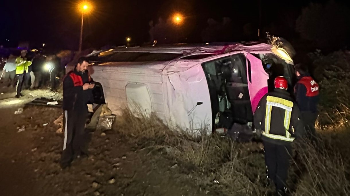 Uşak’ta hafif ticari araç ile minibüsün çarpışması sonucu 3 kişi yaralandı