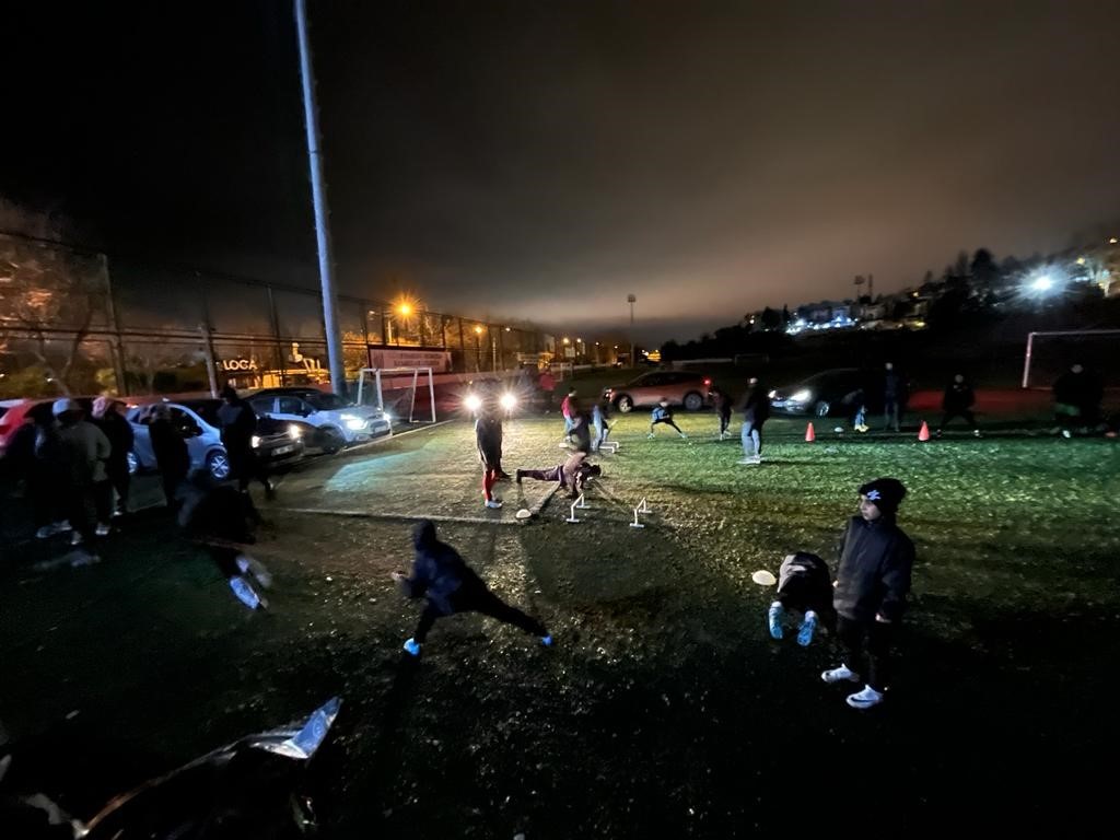 Beylikdüzü’nde stadyumda araç farları eşliğinde antrenman
