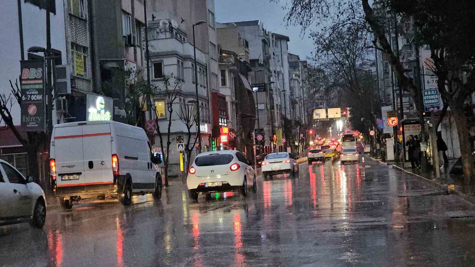 Bandırma’da fırtına ve yağış etkili oldu