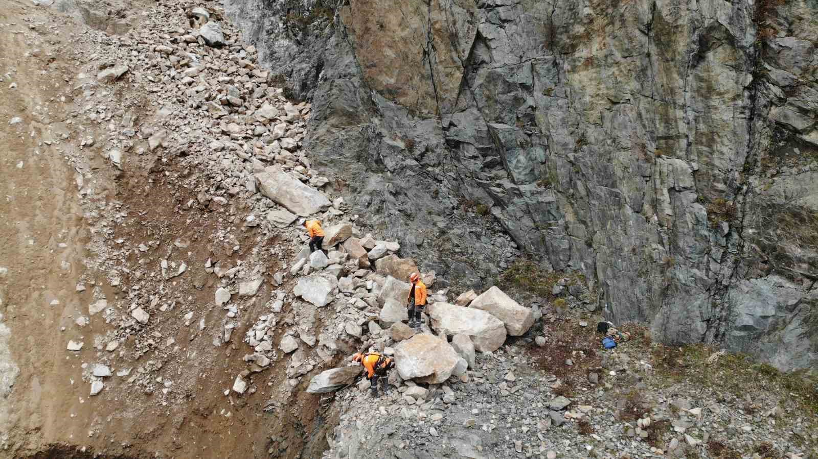 Artvin’de heyelanlar sonrası profesyonel dağcılar yamaçlarda kaya temizliğine başladı