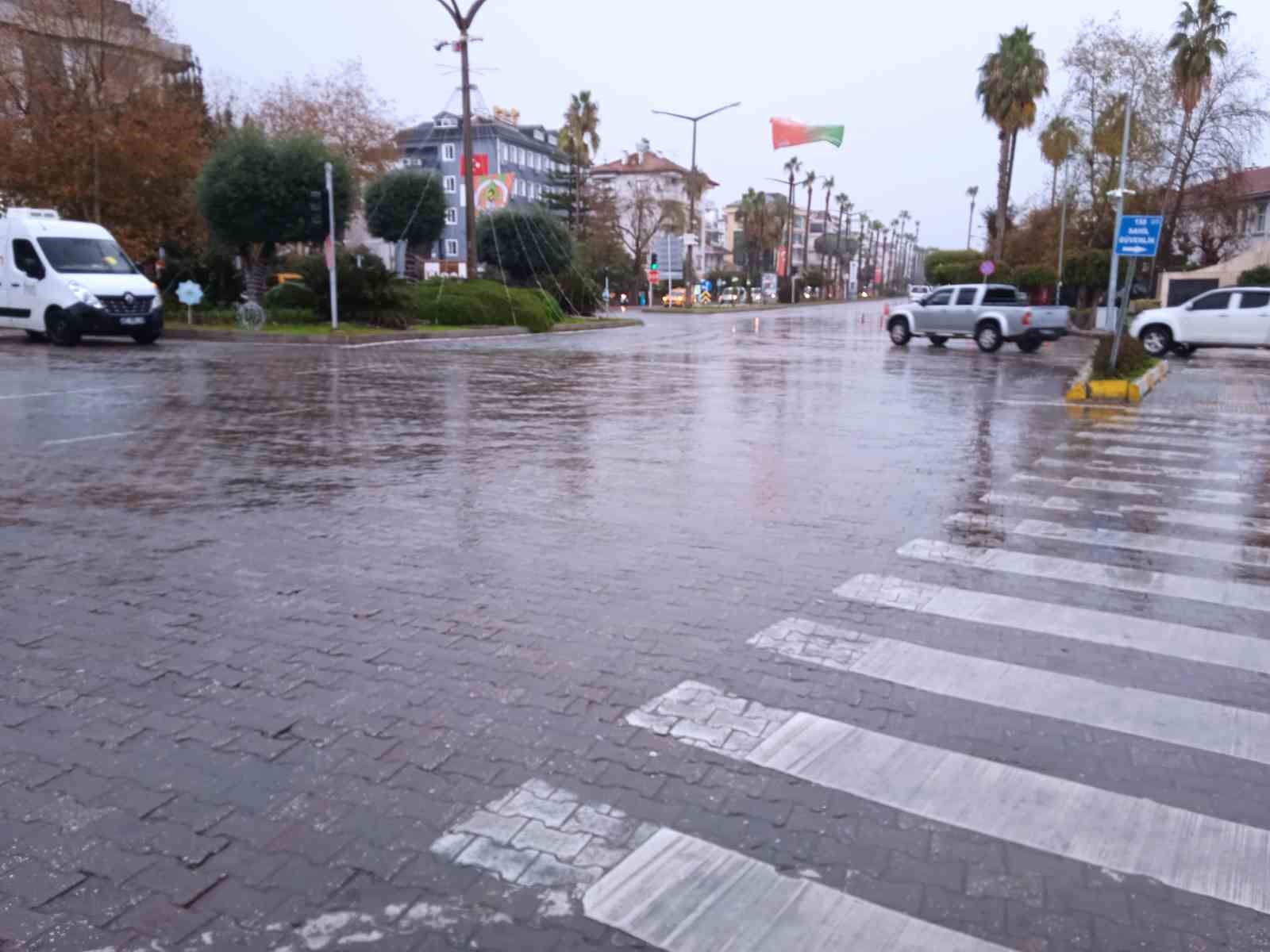 Alanya’da sağanak yağış etkili oldu
