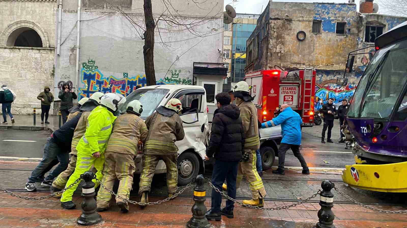 Beyoğlu’da tramvay ile kamyonet çarpıştı: 1 yaralı
