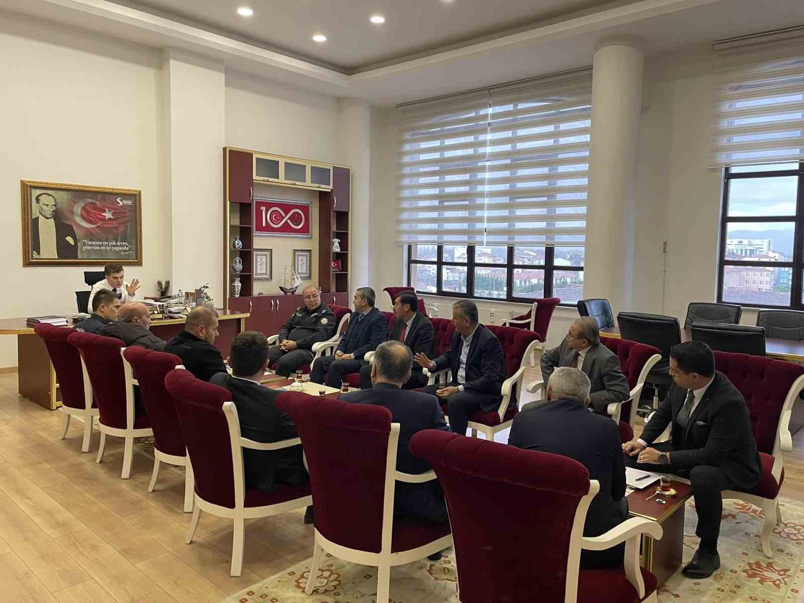 Simav&rsquo;da karla m&uuml;cadele masaya yatırıldı
