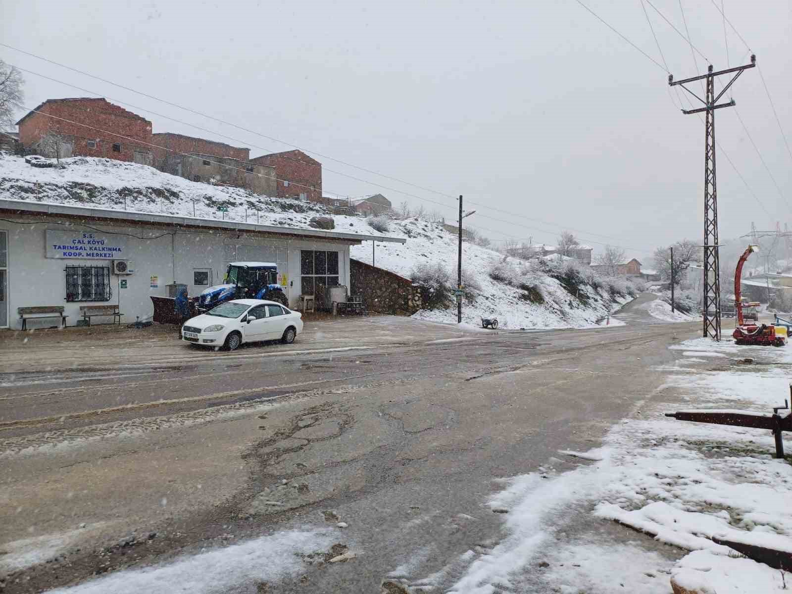 &Ccedil;anakkale&rsquo;de kar yağışı etkili oluyor

