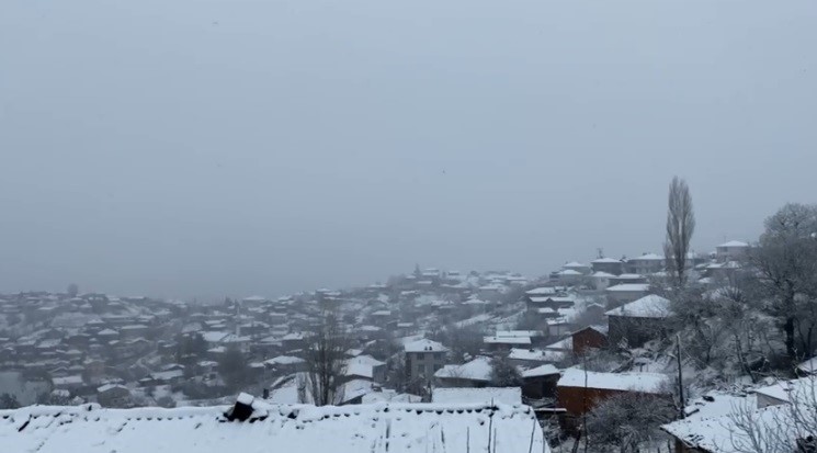&Ccedil;anakkale&rsquo;de y&uuml;ksek kesimler beyaza b&uuml;r&uuml;nd&uuml;
