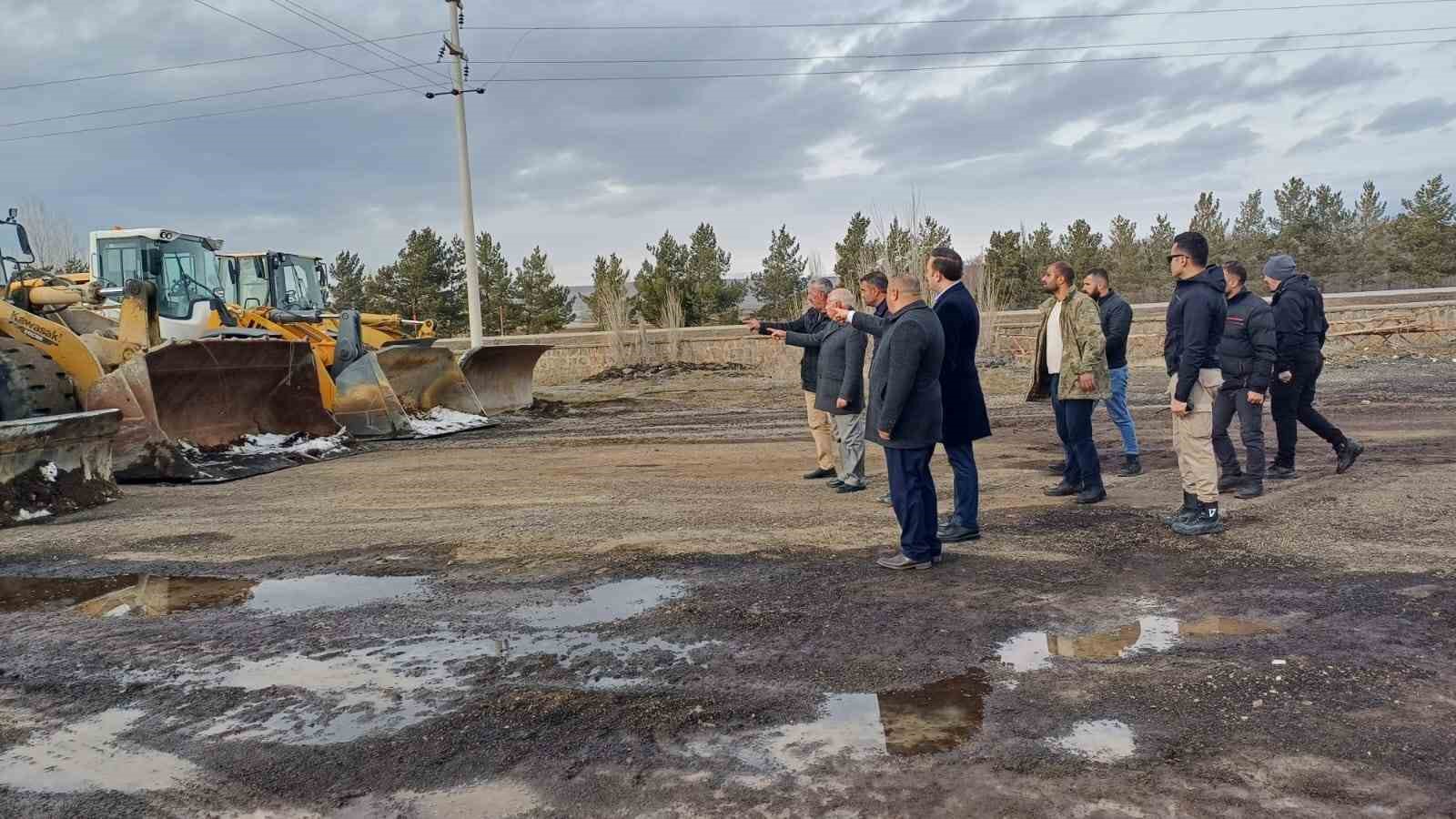 Kaymakam Bayram, karla mücadele ekibiyle bir araya geldi
