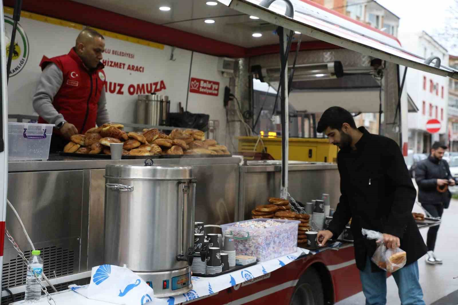 Belediyeden öğrencilere çay ve simit ikramı
