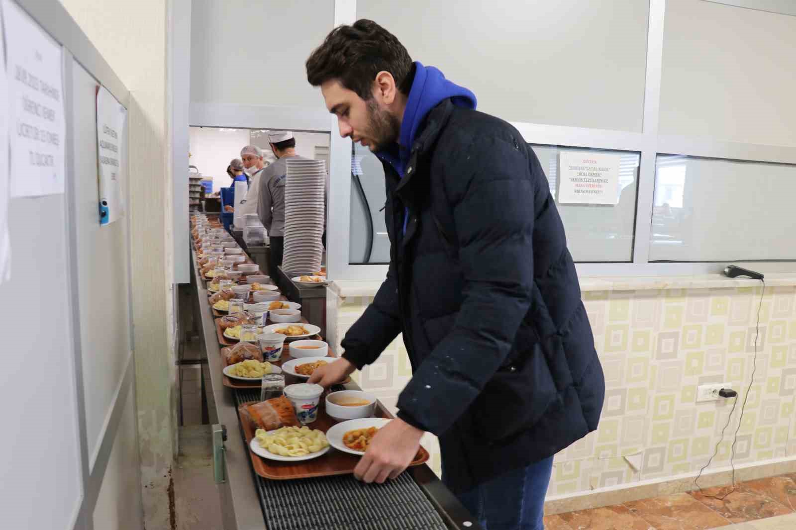 PA&Uuml; binlerce &ouml;ğrencisi ve &ccedil;alışanları i&ccedil;in 15 TL&rsquo;ye yemek &ccedil;ıkartıyor
