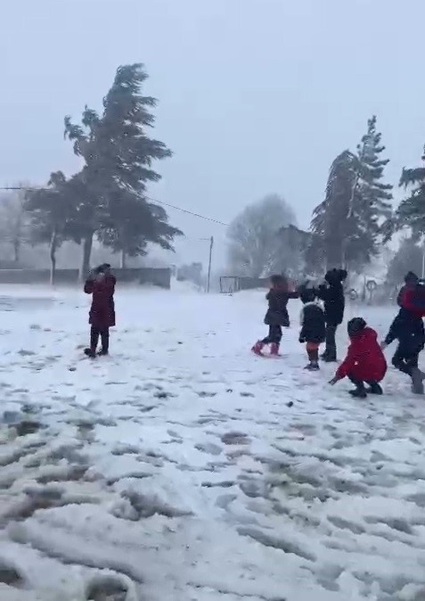 Çanakkale’de öğrencilerin kar sevinci