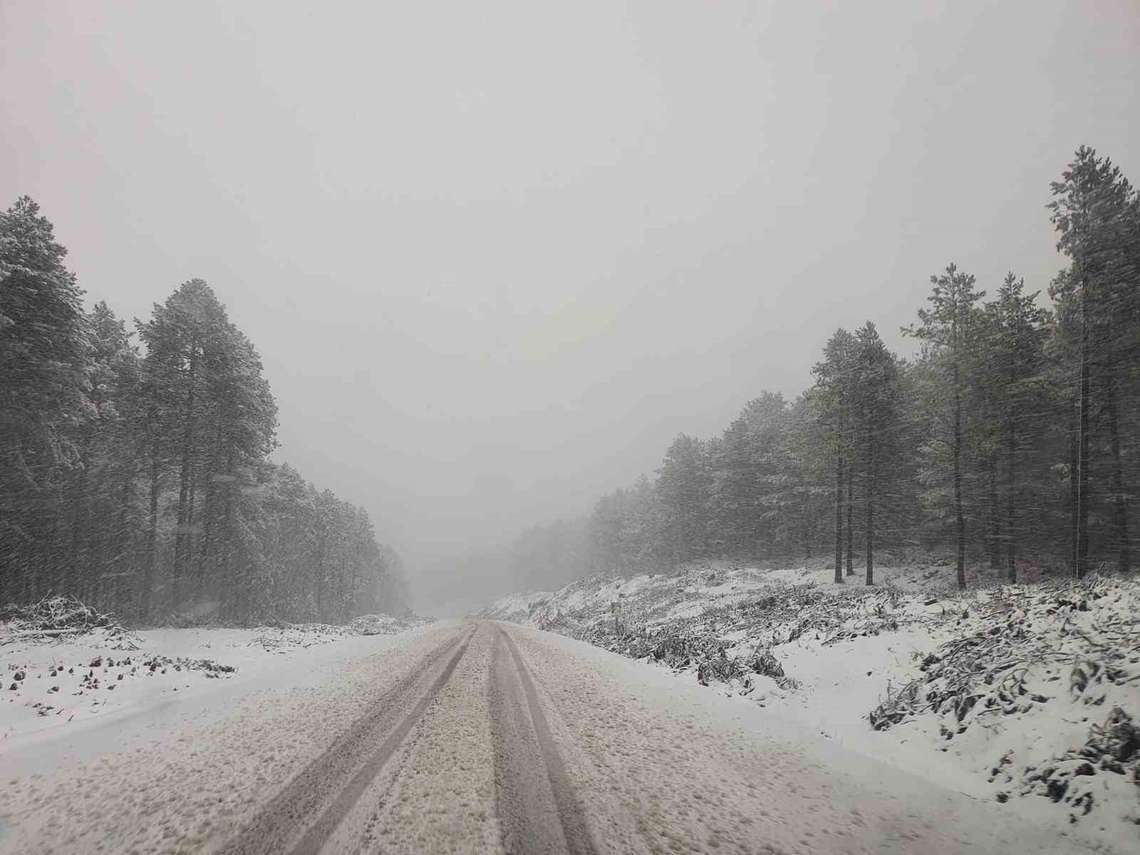 Kar yağışı Kalkım - Edremit Karayolunda ulaşımı g&uuml;&ccedil;leştiriyor
