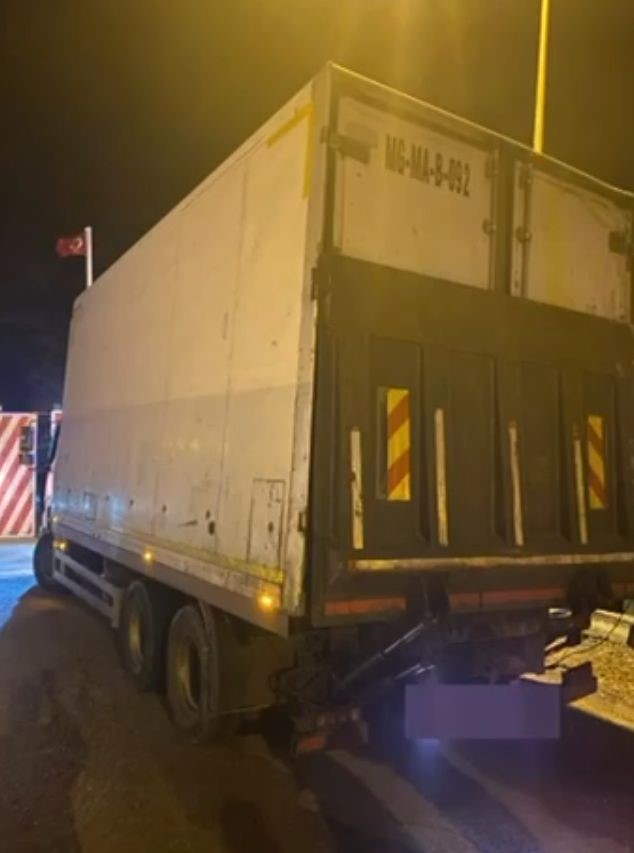 Ş&uuml;phe &uuml;zerine durdurulan kamyonda 60 ka&ccedil;ak g&ouml;&ccedil;men yakalandı
