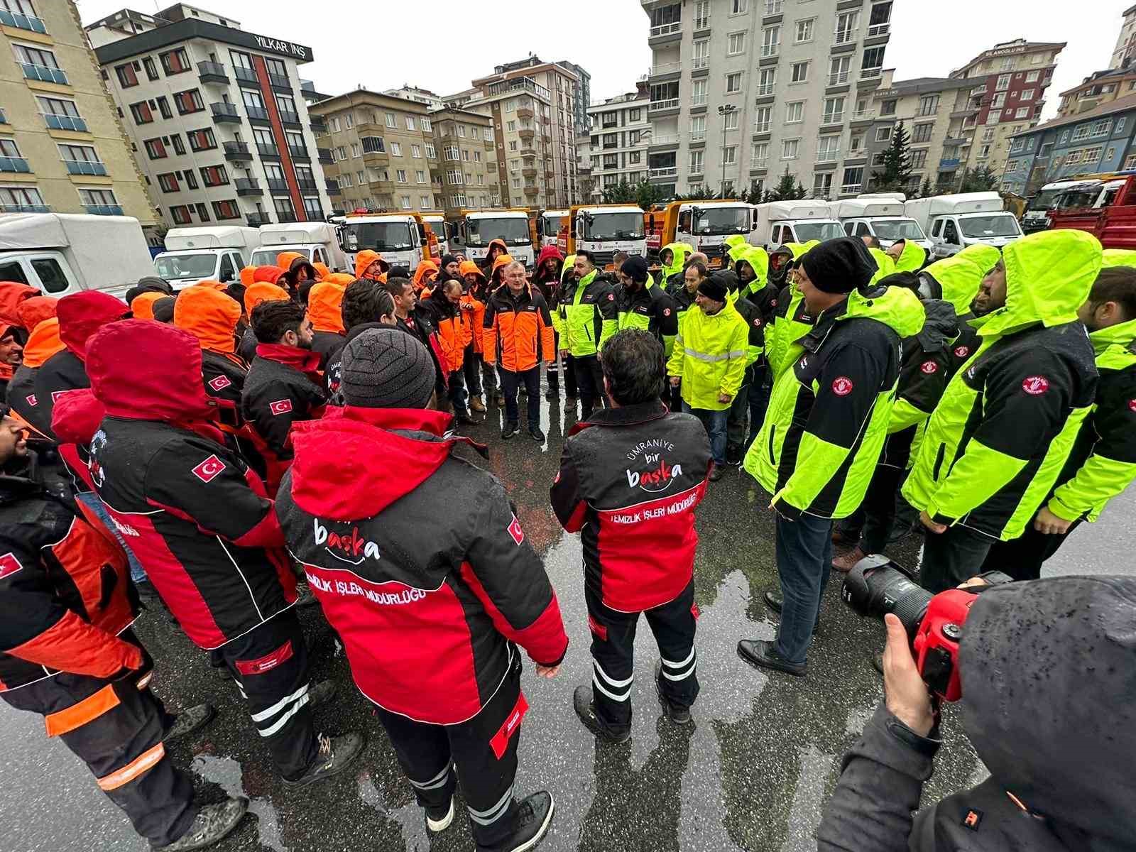 Ümraniye Belediyesi ekipleri kar yağışına karşı hazır