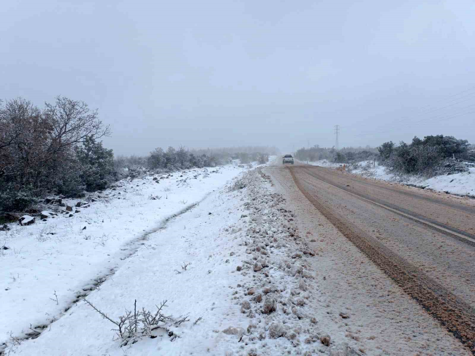 Lapseki’nin yükseklerinde kar kalınlığı 15 santimetreye ulaştı