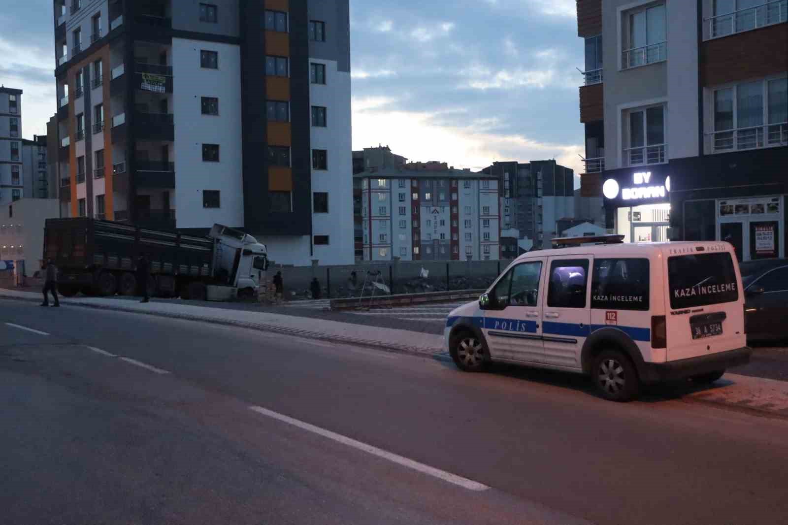 Kayseri’de faciadan dönüldü: Yoldan çıkan tır konteynıra girdi