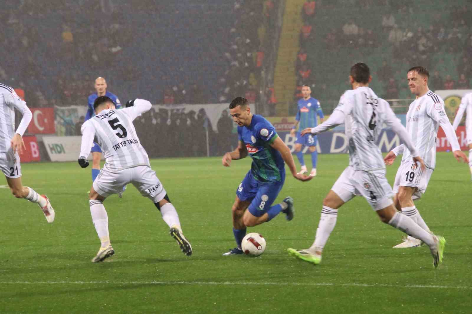 Trendyol S&uuml;per Lig: &Ccedil;aykur Rizespor: 0 - Beşiktaş: 2 (İlk yarı)
