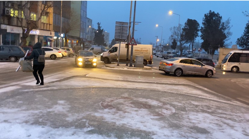 Uzunköprü’de kar yağışı etkili oluyor