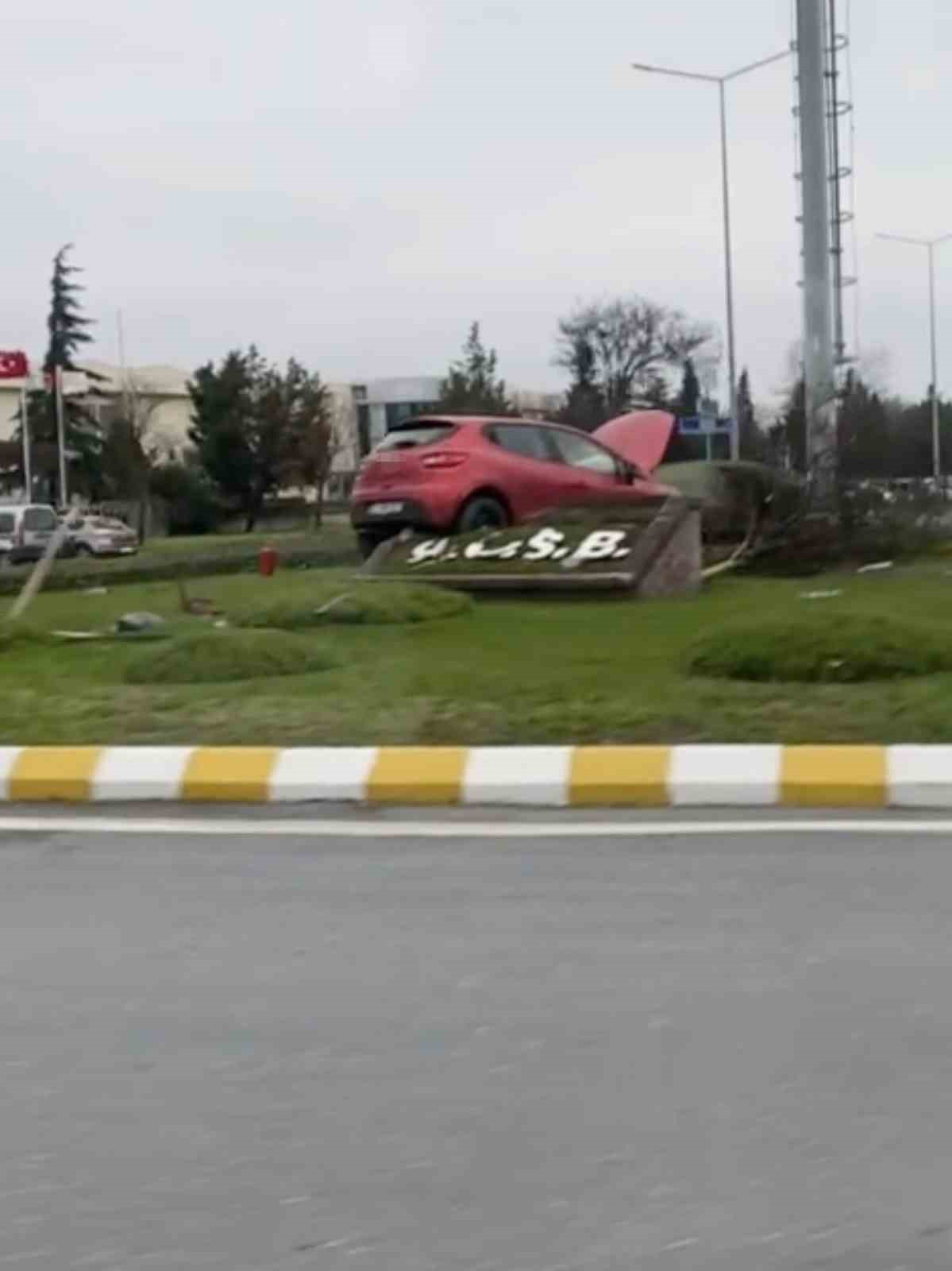 Kamyonet ile çarpışan otomobil dönel kavşağa uçtu: 1 yaralı