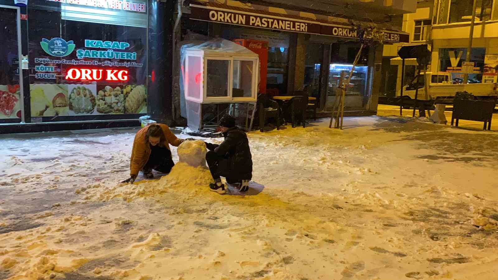 Uzunköprü’de çocuklar kartopu oynayarak karın keyfini çıkardı
