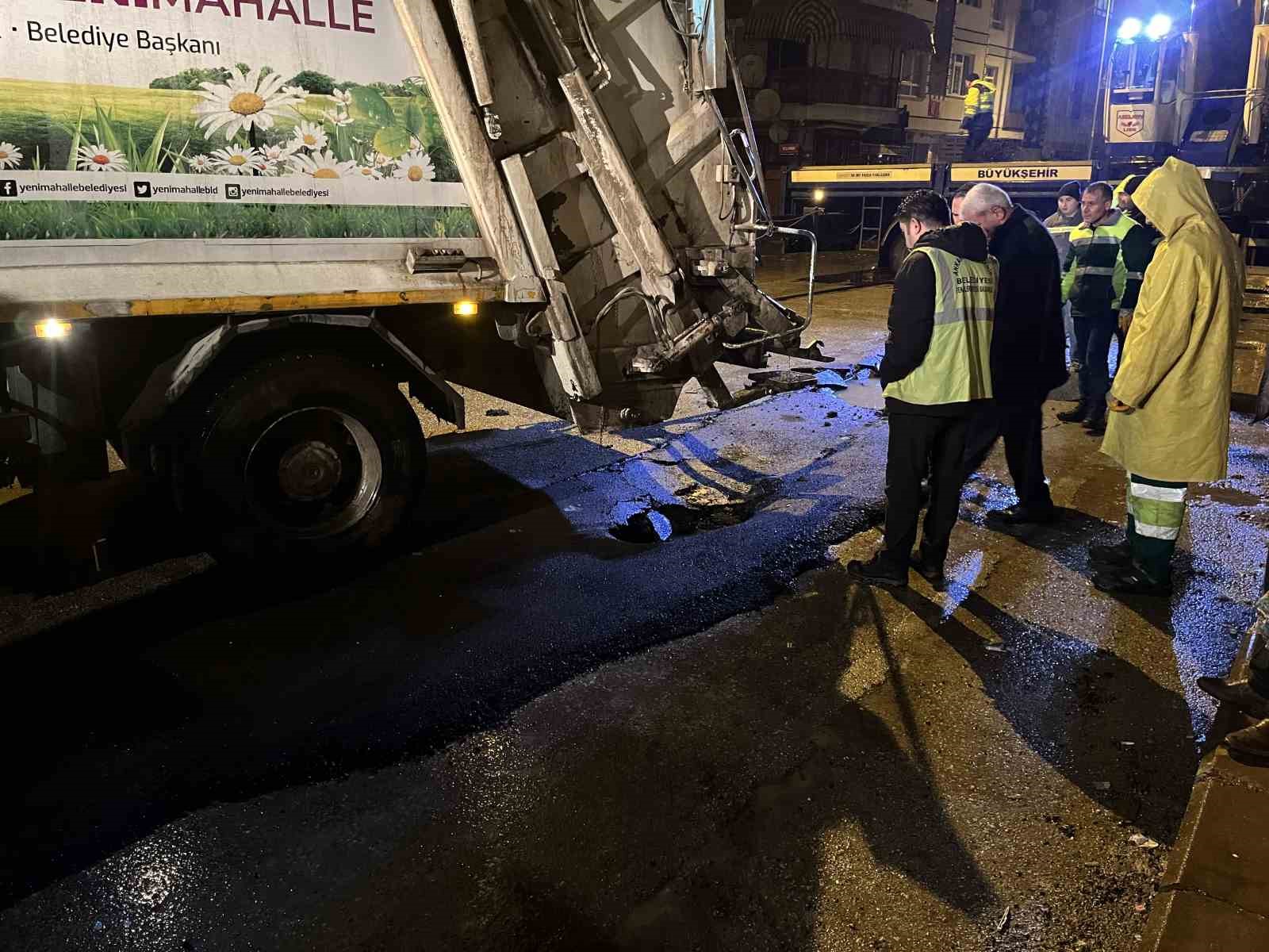 Ankara’da yağmur nedeniyle yol çöktü, çöp kamyonu askıda kaldı