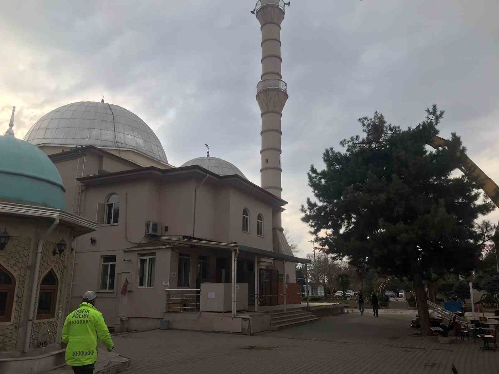 Malatya’da ağır hasarlı yapılar yıkılıyor