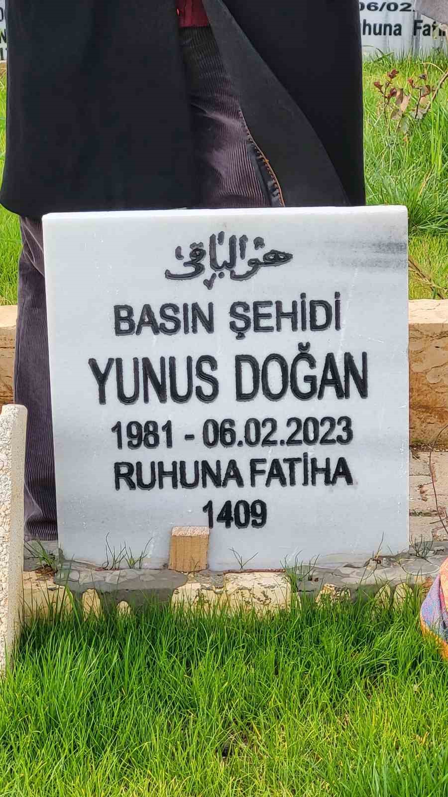 Depremde hayatını kaybeden gazeteciler mezarları başında anıldı
