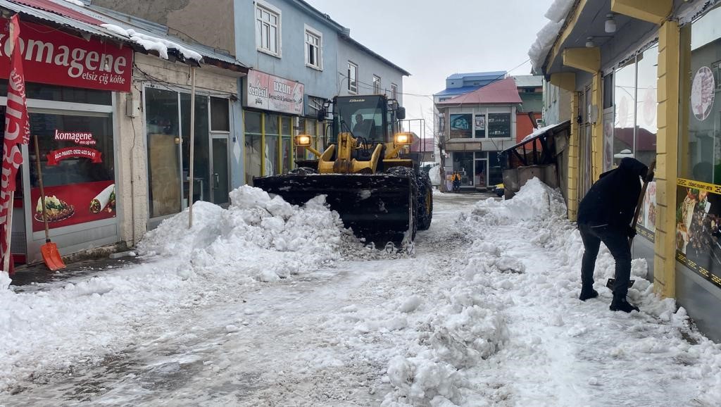 Karlıova’da günde 40 kamyon kar ilçe dışına atılıyor
