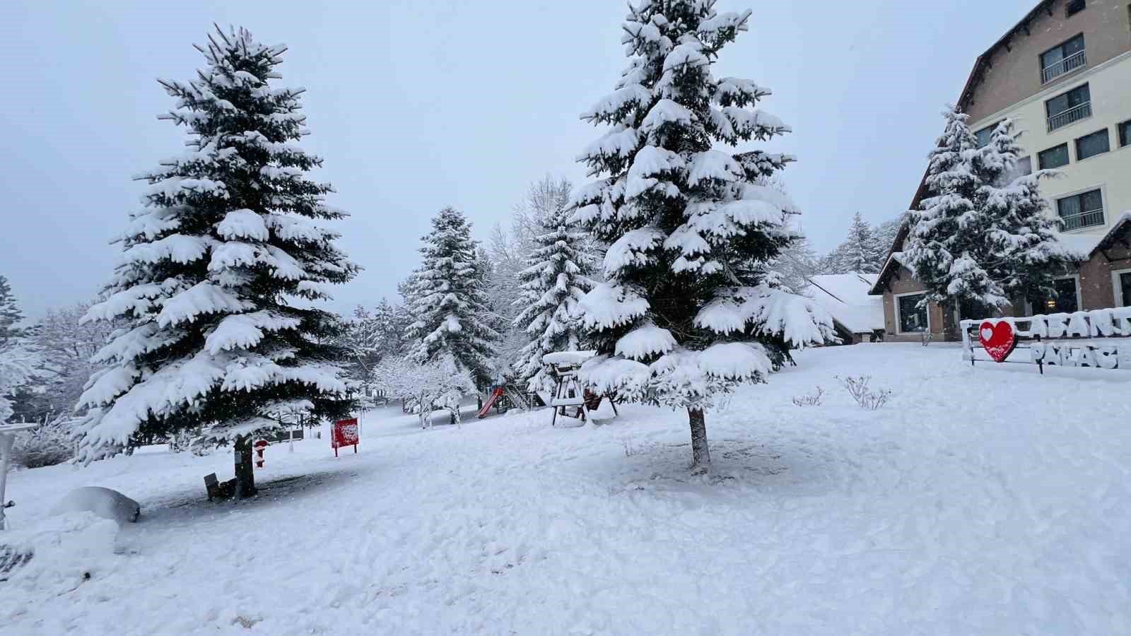 Bolu’nun yükseklerinde kar yağışı: Kartalkaya’da kar kalınlığı 1 metreye ulaştı
