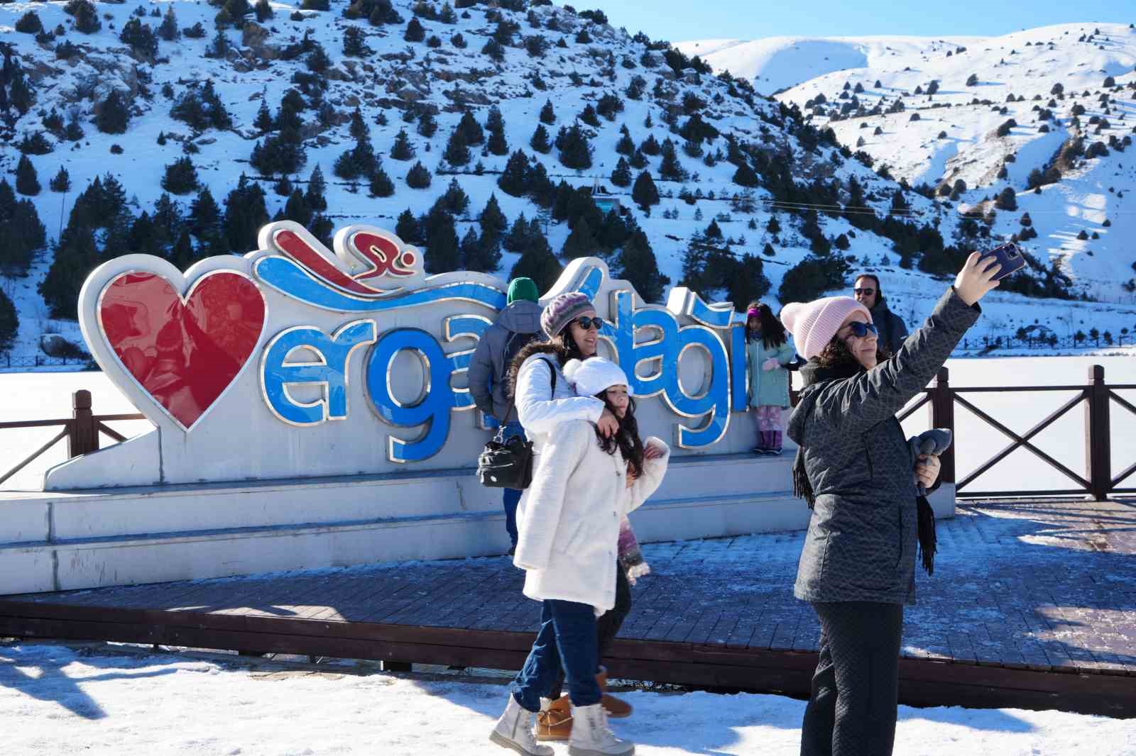 Yüzeyi buz tutan Ardıçlı Gölü’nde mest eden kış manzarası